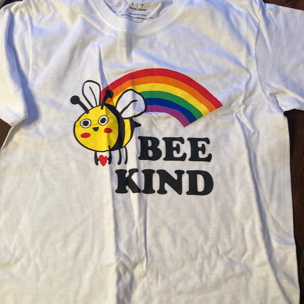 NWOT 🌈 🐝 bee kind pride rainbow 🌈 shirt youth xl Womens xsmall